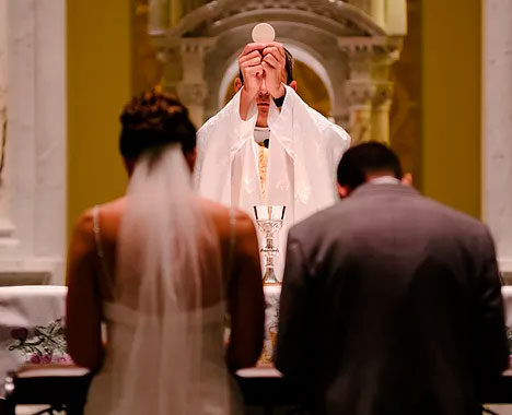 pareja recibiendo el sacramento del matrimonio